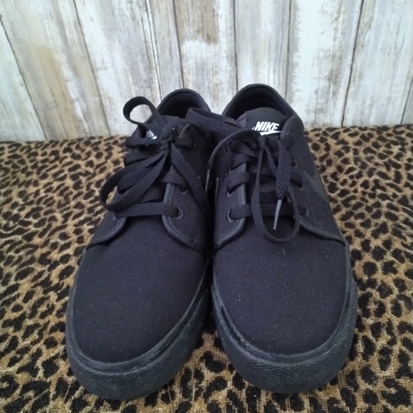 NIKE BLACK SNEAKERS SHOES 7.5 OR 8 WOMEN'S RUNS A LIL BIGGER LIKE NEW - Picture 3 of 7